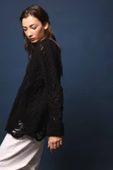 Saco tejido con ochos y calado, silueta ligeramente oversize.