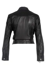 Campera negra de cuero con cuello camisero, cierre frontal con botones a presión plateados, mangas largas con puños abotonados y corte a la cintura.