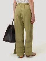 Pantalón de lino y viscosa color beige, de corte recto, con tiro alto, bolsillos laterales y ajuste en la cintura con hebillas.