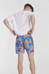 Short de baño con estampado de hojas de palmera en tonos celeste y azul.
