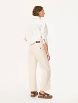 Pantalón de jean color crudo, de corte ancho y tiro alto.