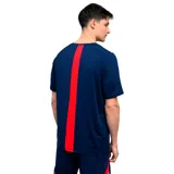 Remera deportiva Umbro de hombre, color azul marino, con cuello redondo y diseño en el pecho con un chevron rojo y detalles blancos en los hombros. Incluye el logo Umbro y el escudo del Club Nacional de Football.