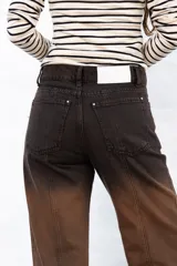 Jean de mujer de corte wide leg, color marrón oscuro con efecto degradado.