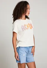 Remera blanca de algodón con estampa del logo de la banda de rock ACDC en tonos degradados.