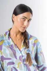 Pijama de algodón estampado, compuesto por una camisa de manga larga con botones y un pantalón recto con elástico en la cintura.