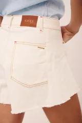 Short de jean de tiro alto, color negro lavado, con corte ancho y dobladillo deshilachado.