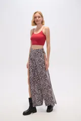 Top cropped negro de poliamida, al cuerpo y cuello redondo.