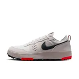 Championes urbanos Nike C1Ty color gris claro con detalles en negro y rojo.