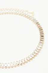 Gargantilla dorada con incrustaciones de strass rectangulares.