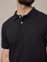 Remera polo color beige, de piqué de algodón, con cuello clásico y tapeta de dos botones.