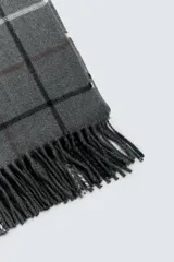 Bufanda gris con diseño a cuadros en blanco, marrón y negro, con flecos en los extremos.