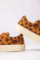 Zapatillas bajas con estampado animal print color marrón y suela color crema.