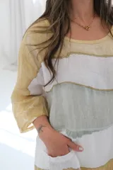 Blusa de mangas 3/4 con diseño a rayas horizontales en tonos amarillo, blanco y gris.