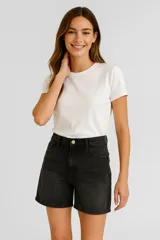 Short de jean negro, de tiro alto y corte recto.