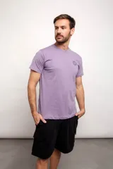 Remera violeta de manga corta con cuello redondo y logo estampado en el pecho.