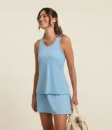 Musculosa deportiva celeste de microfibra con escote redondo y espalda estilo nadador.