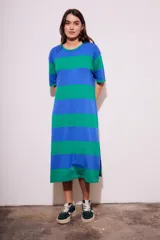 Vestido midi de tejido de punto con rayas horizontales azules y verdes, corte recto y mangas cortas.