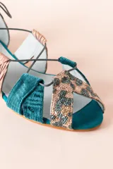 Sandalia plana con tiras combinando terciopelo de seda, seda flocada y glitter. Tiene una cuña interna de 1,5cm, interior de piel y suela de cuero.