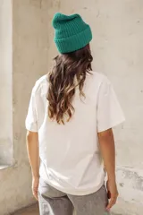 Remera blanca de algodón con estampa rectangular en tonos beige y texto negro.