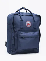 Mochila negra de poliéster con revestimiento de PU, con dos asas de mano y correas ajustables para los hombros. Tiene un compartimento principal con cierre, un bolsillo frontal con cierre y dos bolsillos laterales abiertos.