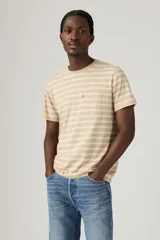 Remera de manga corta a rayas horizontales color beige y blanco, con bolsillo en el pecho y logo de la marca bordado en rojo.