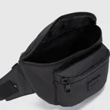 Riñonera negra de poliéster con múltiples compartimentos con cierre y correa ajustable con hebilla. Diseño impermeable.