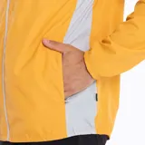 Cortaviento gris con detalles en naranja, ultra liviano, de secado rápido, con capucha y bolsillos internos.