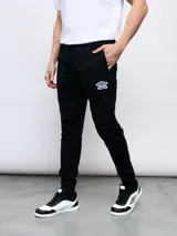 Pantalón de jogging negro de felpa sin friza, con cintura elástica y logo Umbro estampado en blanco en el muslo izquierdo.