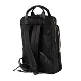 Mochila negra de poliéster con cierre. Tiene un compartimento principal, un bolsillo interno con cierre, dos bolsillos internos abiertos y dos bolsillos externos con cierre. Las correas son regulables y las asas fijas. Tiene herrajes plateados y capacidad para una notebook de hasta 16".