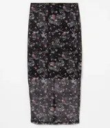 Pollera midi de poliéster con estampado floral y calaveras.