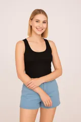 Musculosa negra de viscosa con canalé, corte al cuerpo y cuello redondo.