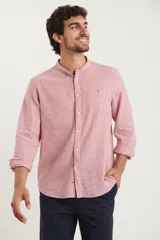 Camisa rosada de lino y algodón, con cuello mao, manga larga y bolsillo de parche en el pecho.