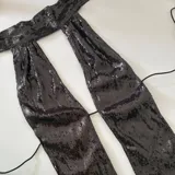 Top negro con lentejuelas, escote halter y espalda descubierta.