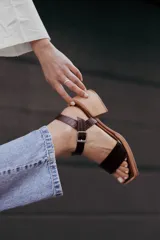 Sandalias negras de cuero con textura de cocodrilo, taco foliado en madera de 6cm y hebilla plateada.