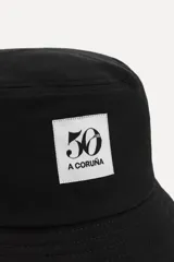 Gorro tipo bucket negro de algodón con parche bordado con el número 50 y la leyenda "A Coruña".