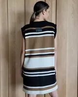 Vestido corto tejido de punto con rayas horizontales en colores naranja, fucsia, lila y verde.