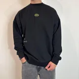 Buzo color beige de corte oversize con estampa en la espalda de botellas de vino y texto en verde.