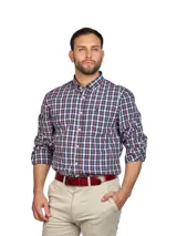 Camisa de cuadros en tonos azul, rojo y blanco, con cuello clásico y mangas largas.