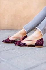 Bailarinas de raso flocado color granate con estampado animal print, aberturas laterales y cordones finos del mismo tono. Incluyen plantilla de piel y plantilla extra de lana intercambiable.
