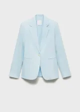 Chaqueta de lino color celeste con cuello de pico y solapas con muesca, cierre frontal con botón, manga larga con puños abotonados, diseño recto, dos bolsillos de ribete en la parte delantera y abertura posterior en el bajo.