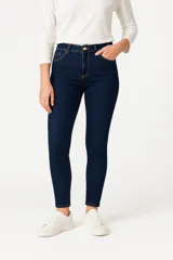 Pantalón de jean skinny azul oscuro, tiro alto.