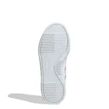 Championes blancos de cuero sintético con plataforma y detalles iridiscentes en las tres tiras laterales y el talón.