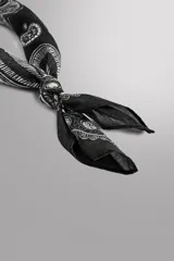 Pañuelo cuadrado de algodón color gris con estampado de cachemira en blanco. Accesorio versátil para el cuello, la cabeza o el cabello.