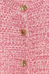 Chaqueta de punto color amarillo con textura, cuello redondo, manga francesa, bolsillos delanteros y cierre frontal con botones dorados.
