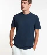 Remera azul marino de algodón con cuello redondo y mangas cortas.