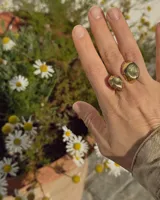 Anillo dorado con diseño irregular y macizo.