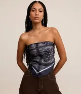 Pañuelo rectangular de satén con estampado paisley.
