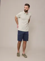 Chomba azul marino de piqué de algodón con cuello clásico y tapeta de dos botones. Logo bordado en el pecho. Corte clásico.