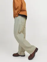 Jean de calce baggy con tiro alto, cierre con botones y silueta amplia. Confeccionado en denim de sarga con lavado stonewash.
