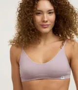 Kit de dos corpiños deportivos sin aro ni relleno, color verde y lila, de tejido texturizado seamless con breteles ajustables.